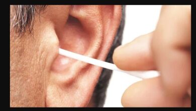 कान साफ करने के लिए ईयरबड्स का इस्तेमाल हो सकता है खतरनाक, डॉक्टरों ने दी चेतावनी