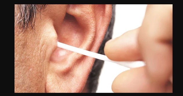 कान साफ करने के लिए ईयरबड्स का इस्तेमाल हो सकता है खतरनाक, डॉक्टरों ने दी चेतावनी