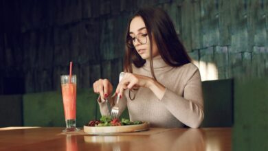 भोजन करने का सही तरीका कौन सा है, आइये जानते हैं क्या कहते हैं स्वास्थ्य विशेषज्ञ