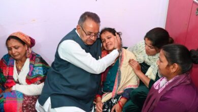 मालदेवता दुर्घटना में मृत युवक के परिजनों से मिले कैबिनेट मंत्री गणेश जोशी