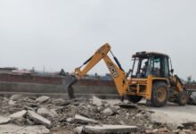 गणेशपुर में 30 बीघा की अवैध प्लॉटिंग पर चला एमडीडीए का बुलडोजर