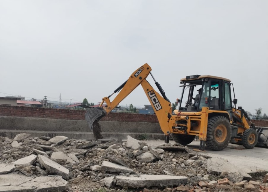 गणेशपुर में 30 बीघा की अवैध प्लॉटिंग पर चला एमडीडीए का बुलडोजर गणेशपुर में 30 बीघा की अवैध प्लॉटिंग पर चला एमडीडीए का बुलडोजर