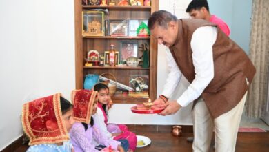 महाअष्टमी पर कैबिनेट मंत्री गणेश जोशी ने किया कन्या पूजन