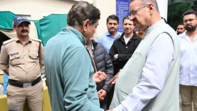रिटायर्ड ब्रिगेडियर मृतक मुकेश जोशी के परिजनों से मिले कैबिनेट मंत्री गणेश जोशी
