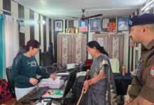 महिला आयोग की अध्यक्ष कुसुम कंडवाल ने महिला हेल्प डेस्क एवं साइबर सेल का किया औचक निरीक्षण