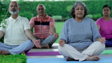 50-60 साल की उम्र में रहना चाहते है फिट, सही डाइट और एक्सरसाइज से धीमा करें बुढ़ापे का असर