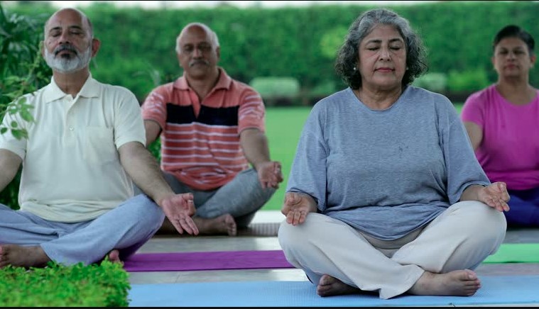 50-60 साल की उम्र में रहना चाहते है फिट, सही डाइट और एक्सरसाइज से धीमा करें बुढ़ापे का असर