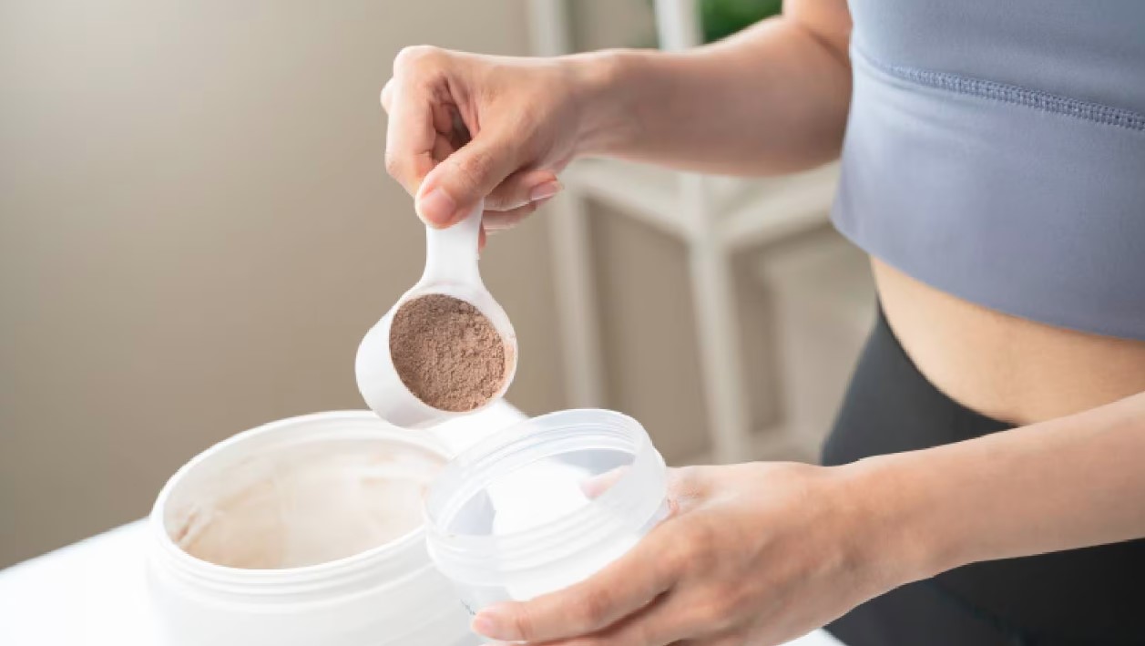 प्रोटीन शेक फायदेमंद या नुकसानदायक ? जानिए क्या कहते हैं विशेषज्ञ