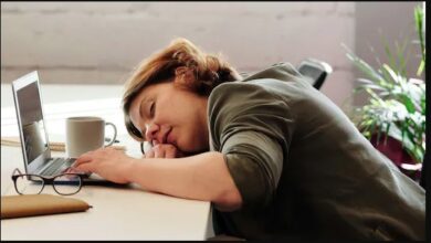 खाना खाने के बाद क्यों आती है नींद? जानिए क्या कहते हैं स्वास्थ्य विशेषज्ञ