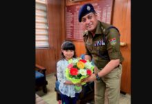 देहरादून एसएसपी से मिलने पहुंची नन्ही बच्ची, फूल देकर जताया पुलिस के प्रति सम्मान