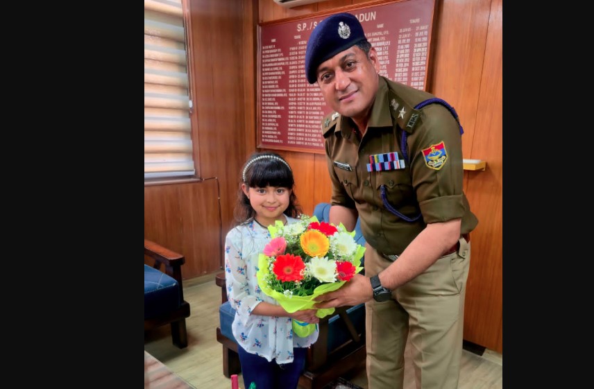 देहरादून एसएसपी से मिलने पहुंची नन्ही बच्ची, फूल देकर जताया पुलिस के प्रति सम्मान
