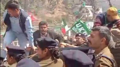 गैरसैंण में यूकेडी का प्रदर्शन, विधानसभा घेराव की कोशिश पर पुलिस से झड़प