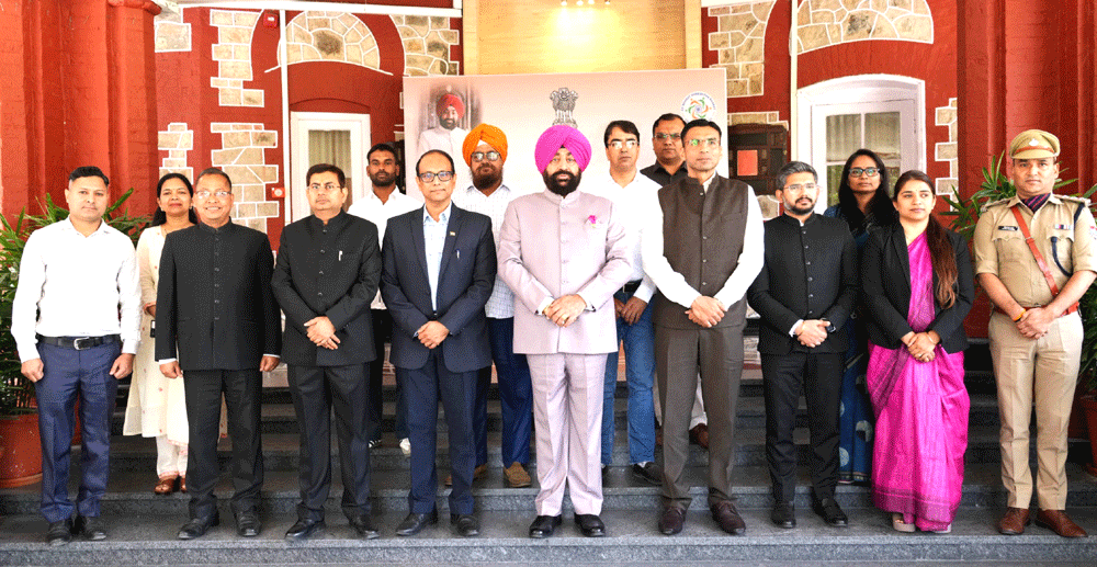 आपदा में उत्कृष्ट कार्य करने वाले कार्मिकों को राज्यपाल ने किया सम्मानित