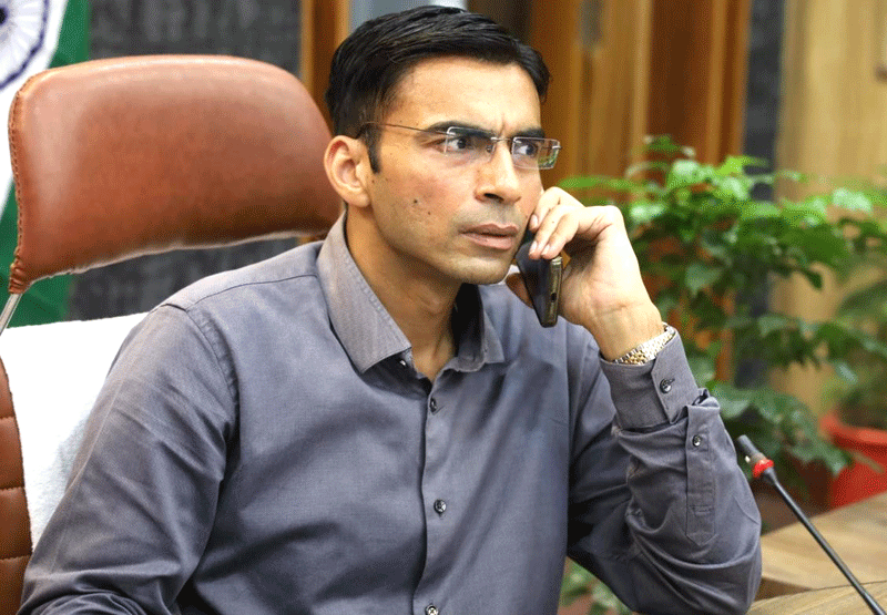 होटल के रूप में संचालित शहरी धनाढ्य व्यक्तियों के होमस्टे पर जिलाधिकारी की सख्त कार्रवाई