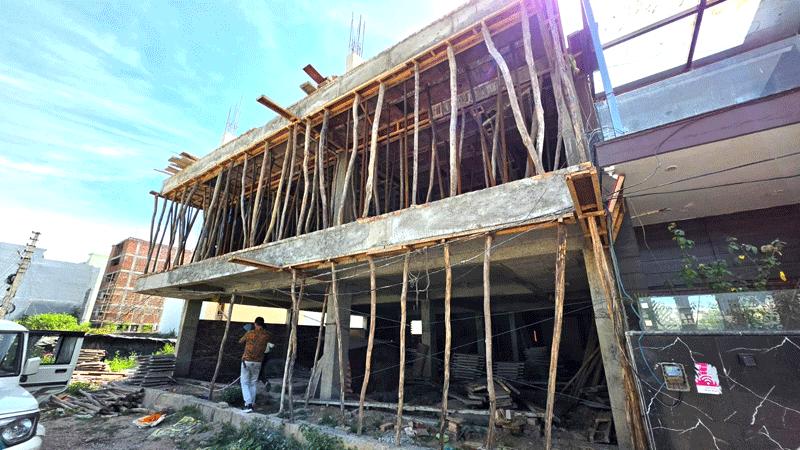 देहराखास में अवैध निर्माण पर एमडीडीए का शिकंजा, बिना मानचित्र बने भवन पर सीलिंग कार्रवाई