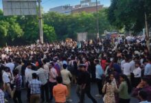 नोएडा में कर्मचारियों का हिंसक प्रदर्शन, गाड़ियों में की तोड़फोड़