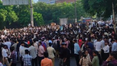 नोएडा में कर्मचारियों का हिंसक प्रदर्शन, गाड़ियों में की तोड़फोड़