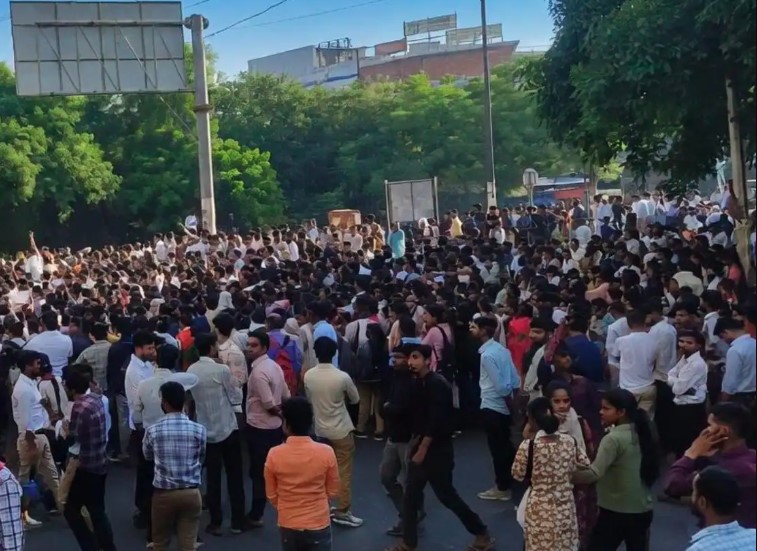 नोएडा में कर्मचारियों का हिंसक प्रदर्शन, गाड़ियों में की तोड़फोड़ नोएडा में कर्मचारियों का हिंसक प्रदर्शन, गाड़ियों में की तोड़फोड़