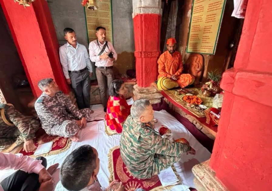 श्रीनगर पहुंचे सीडीएस अनिल चौहान, देवलगढ़ के राजराजेश्वरी मंदिर में की पूजा-अर्चना