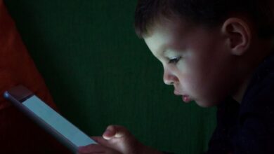 क्या आपका बच्चा भी अक्सर मोबाइल फोन से चिपका रहता है, तो जान लीजिये इसके गंभीर नुकसान