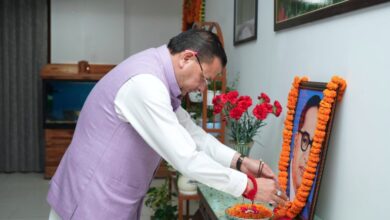 मुख्यमंत्री धामी ने भारत रत्न डॉ. भीमराव अंबेडकर के चित्र पर पुष्प अर्पित कर दी श्रद्धांजलि