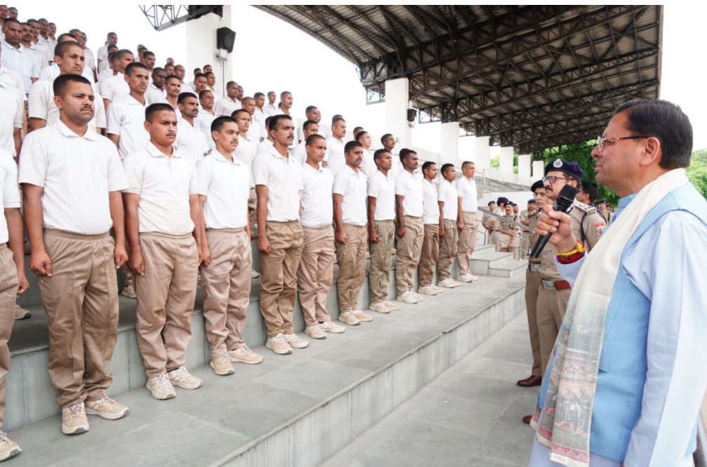 मुख्यमंत्री धामी ने पुलिस लाइन देहरादून में प्रशिक्षण ले रहे पुलिस कांस्टेबलों को किया संबोधित