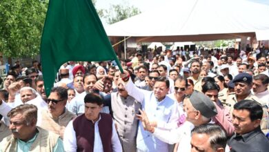 मुख्यमंत्री धामी ने चार धाम जाने वाली बसों को हरी झंडी दिखाकर किया रवाना