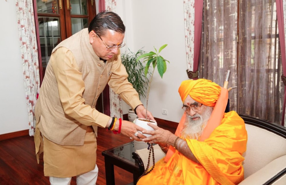 सीएम धामी से केदारनाथ धाम के रावल भीमाशंकर लिंग ने की शिष्टाचार भेंट