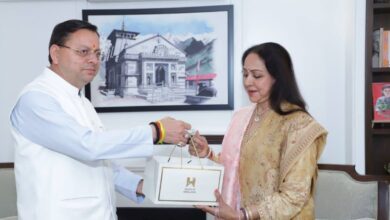 मुख्यमंत्री धामी ने प्रसिद्ध अभिनेत्री एवं लोकसभा सांसद हेमा मालिनी से की शिष्टाचार भेंट