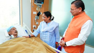मुख्यमंत्री धामी ने मैक्स अस्पताल पहुँचकर पूर्व मुख्यमंत्री भुवन चंद्र खंडूरी का जाना हालचाल