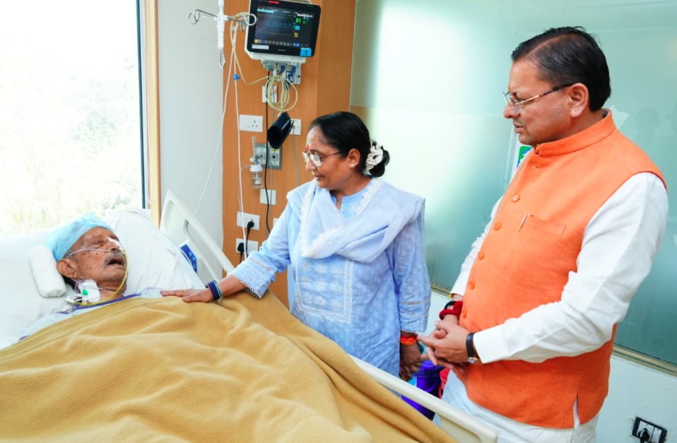 मुख्यमंत्री धामी ने मैक्स अस्पताल पहुँचकर पूर्व मुख्यमंत्री भुवन चंद्र खंडूरी का जाना हालचाल