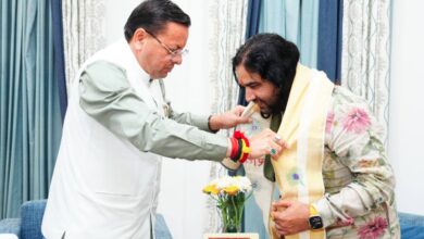 मुख्यमंत्री धामी से मिले प्रसिद्ध कथा वाचक एवं आध्यात्मिक गुरु देवकीनंदन ठाकुर