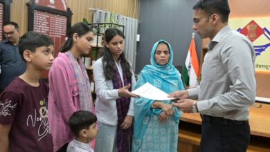 असहाय विधवा को डीएम का सहारा, बैंक ऋण कराया समाप्त