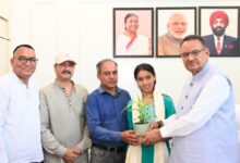 कैबिनेट मंत्री गणेश जोशी ने हाईस्कूल परीक्षा में 15वीं रैंक हासिल करने पर साक्षी को किया सम्मानित