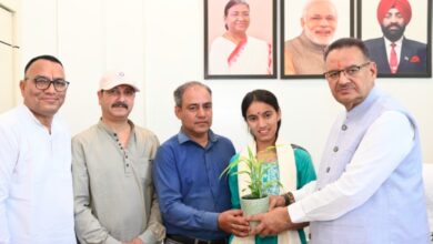 कैबिनेट मंत्री गणेश जोशी ने हाईस्कूल परीक्षा में 15वीं रैंक हासिल करने पर साक्षी को किया सम्मानित