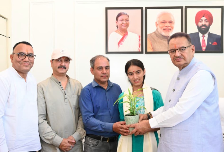 कैबिनेट मंत्री गणेश जोशी ने हाईस्कूल परीक्षा में 15वीं रैंक हासिल करने पर साक्षी को किया सम्मानित