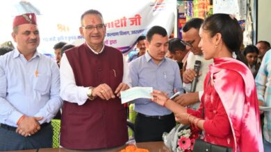 कैबिनेट मंत्री गणेश जोशी ने आपदा प्रभावित दुकानदारों को दिए सहायता राशि के चैक