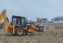 मेहुवाला माफी में 15 से 20 बीघा अवैध प्लॉटिंग पर चला एमडीडीए का बुलडोजर