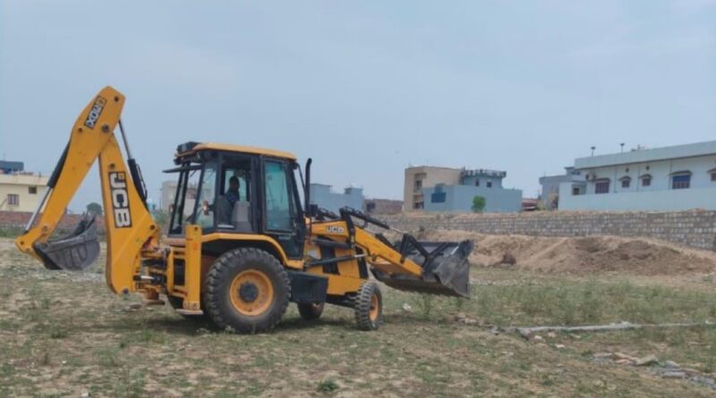 मेहुवाला माफी में 15 से 20 बीघा अवैध प्लॉटिंग पर चला एमडीडीए का बुलडोजर