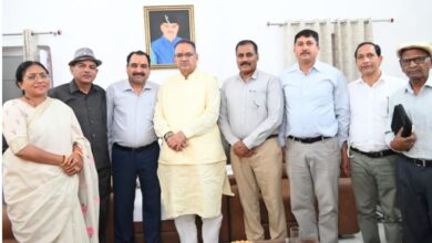 सैनिक कल्याण मंत्री गणेश जोशी से भूतपूर्व सैनिक के एक प्रतिनिधिमंडल ने की मुलाकात