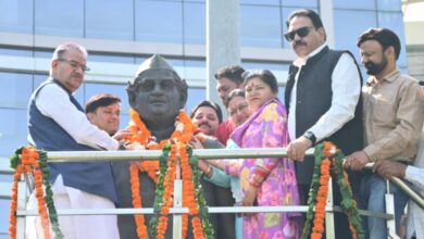 कैबिनेट मंत्री गणेश जोशी ने हेमवती नंदन बहुगुणा की प्रतिमा पर माल्यार्पण कर दी उन्हें श्रद्धांजलि 