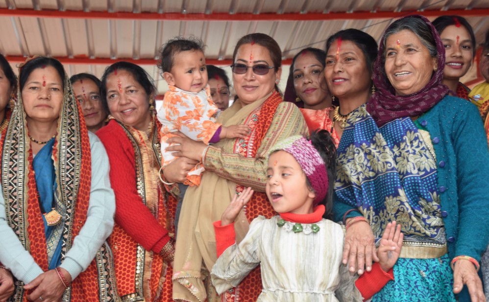 सोमेश्वर में देव पूजन वैशी कार्यक्रम में शामिल हुईं मंत्री रेखा आर्या