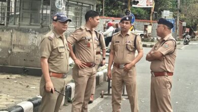 शहर के विभिन्न सार्वजनिक स्थानों और पार्कों में चला दून पुलिस का चेकिंग अभियान