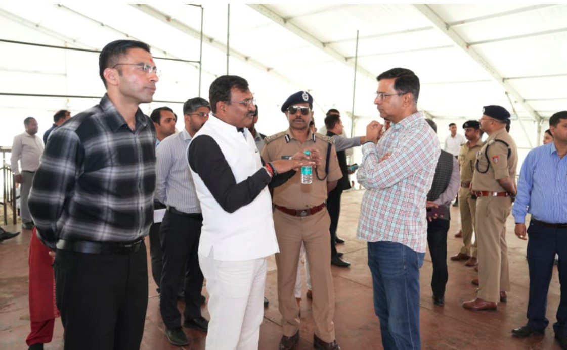 पीएम के उत्तराखंड दौरे से पहले शासन-प्रशासन के वरिष्ठ अधिकारियों ने लिया कार्यक्रम स्थल का जायजा पीएम के उत्तराखंड दौरे से पहले शासन-प्रशासन के वरिष्ठ अधिकारियों ने लिया कार्यक्रम स्थल का जायजा