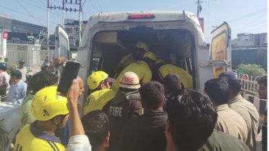 आईएसबीटी क्षेत्र में कार-ट्रक की जोरदार टक्कर, SDRF ने ट्रक में फंसे युवक को निकाला सुकुशल बाहर