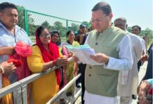 मुख्यमंत्री धामी ने लोहियाहेड हेलीपैड पर जनता एवं जनप्रतिनिधियों से मुलाकात कर सुनीं उनकी समस्याएं