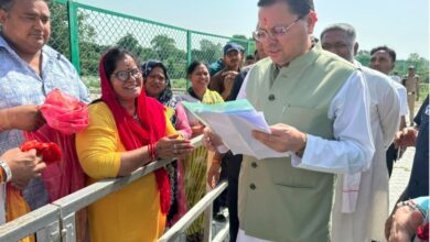 मुख्यमंत्री धामी ने लोहियाहेड हेलीपैड पर जनता एवं जनप्रतिनिधियों से मुलाकात कर सुनीं उनकी समस्याएं