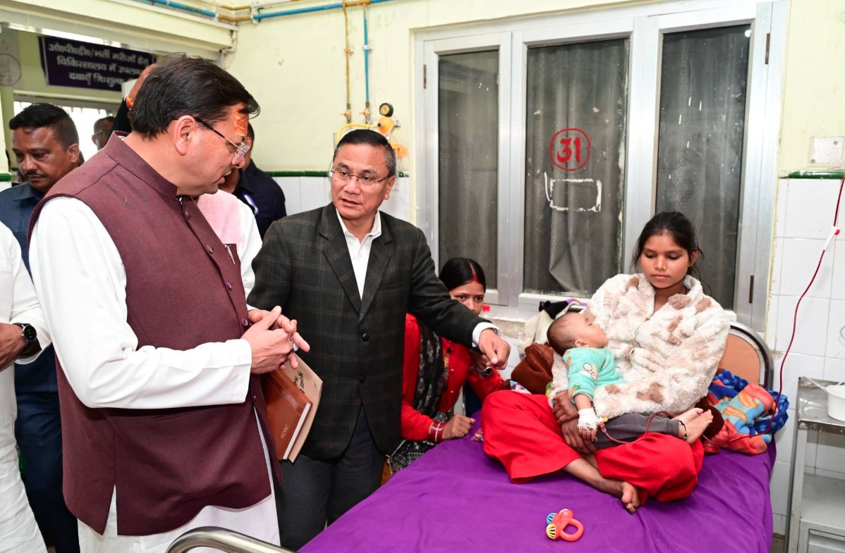 मुख्यमंत्री धामी ने जिला चिकित्सालय पिथौरागढ़ का किया औचक निरीक्षण