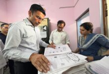 सब-रजिस्ट्रार कार्यालय में डीएम का औचक निरीक्षण, स्टांप चोरी और अवैध रजिस्ट्रियों का हुआ खुलासा