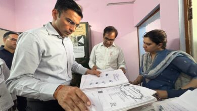 सब रजिस्टार कार्यालय विकासनगर में डीएम का औचक निरीक्षण, पुराने विलेख पत्र जब्त